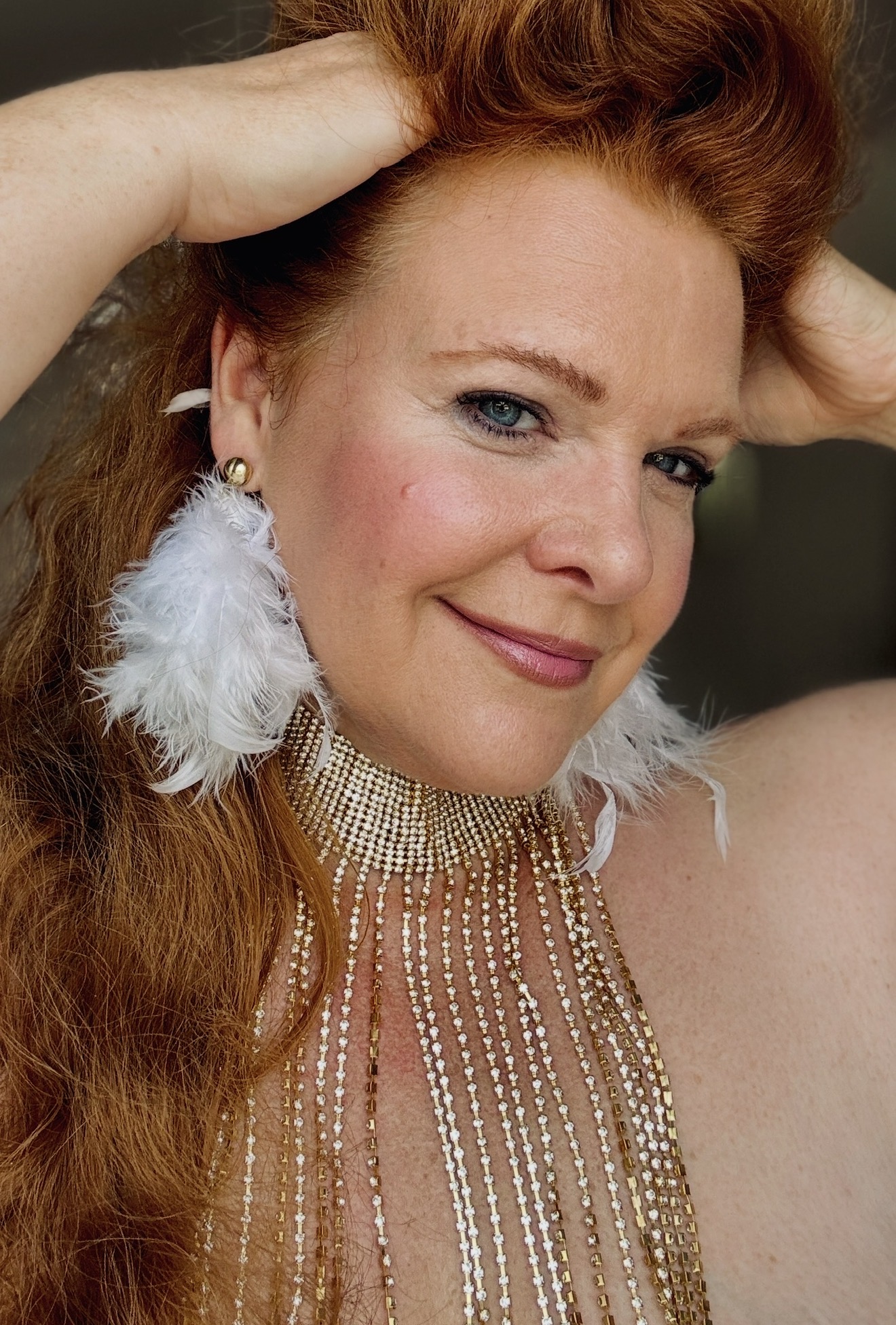 Stephanie Hanhardt mit goldenem Collier